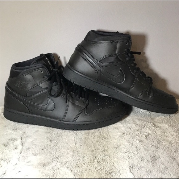 Jordan 1 Triple Black - Picture 3 of 7